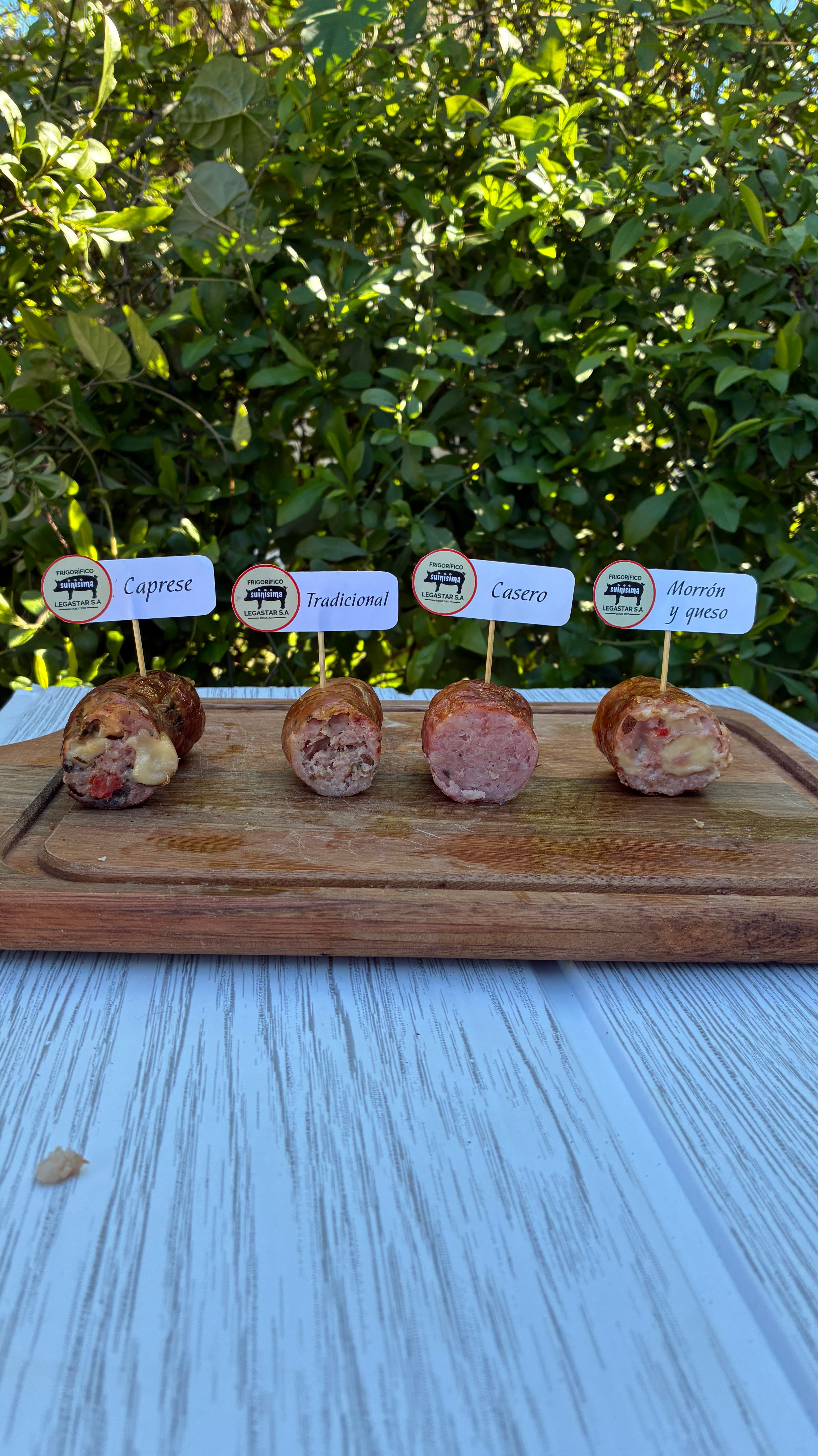 Variedades de chorizos Suinisima cortados sobre tabla